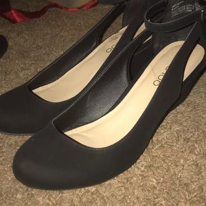 Women’s 8 black wedges
